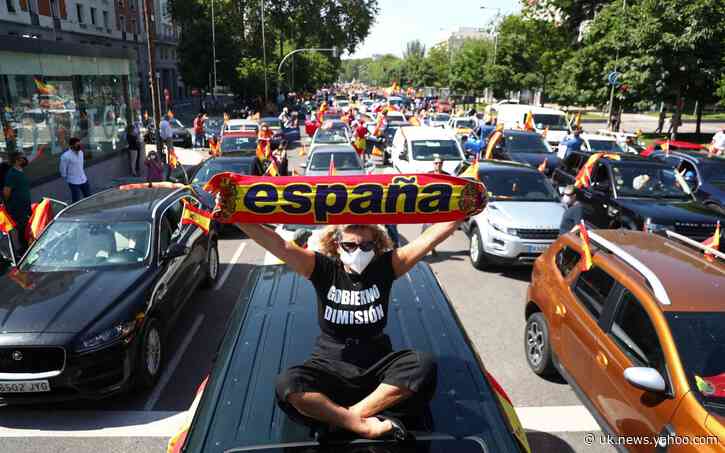 Spaniards in drive-in protest against lockdown measures