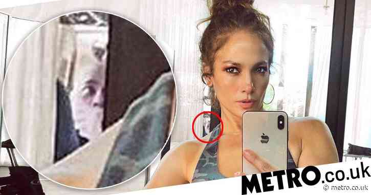 Jennifer Lopez sets record straight on mysterious floating face in latest gym selfie