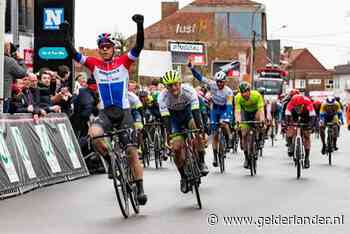 Jakobsen wint virtueel sprintersbal: ‘Was best een beetje nerveus’