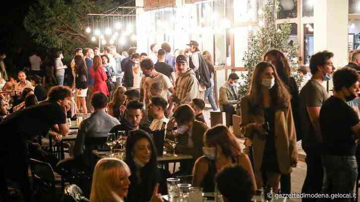 Modena. La movida è tornata e il centro s'illumina Ma la giusta distanza si perde nella notte - La Gazzetta di Modena