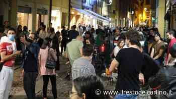Coronavirus assembramenti Modena, folla in centro e davanti ai locali. Sanzioni - il Resto del Carlino