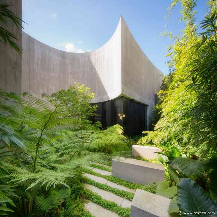 Wood Marsh tops curving concrete walls with zinc disc for house in Melbourne