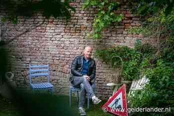 Wereldberoemde saxofonist van Level 42 geeft nu noodgedwongen concerten bij het keukenraam