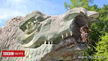Life-sized Crystal Palace Park dinosaur sculpture damaged
