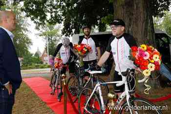 Oscar fietst bijna 6500 euro bij elkaar voor strijd tegen corona: ‘Ik wil iets terugdoen voor iedereen in de zorg’