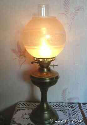 VINTAGE  DBL WICK  BRASS  OIL LAMP + CHIMNEY & ETCHED GLASS GLOBE SHADE WORKING