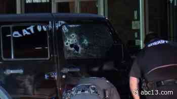 2 men seek medical help at Jack in the Box after getting shot outside liquor store - KTRK-TV
