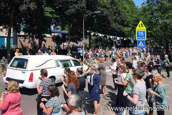 Indrukwekkende erehaag voor juf Gea (48) na familiedrama: ‘Heel Made is geschokt’