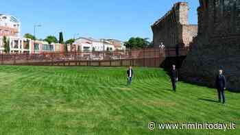 Un mare d'erba abbraccia Castel Sismondo: conclusi i lavori esterni con apertura al pubblico - RiminiToday