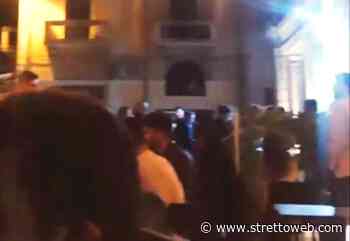 Reggio Calabria, primo sabato dopo il lockdown e ripartono le “sciarre”: polizia coi manganelli a Piazza Duomo [FOTO] - Stretto web