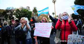 Coronavirus en Argentina: un grupo de manifestantes protestó en Plaza de Mayo contra la cuarentena - Clarín