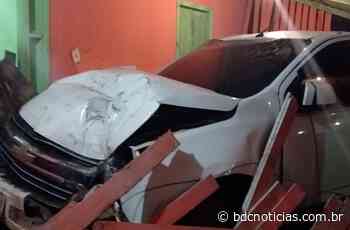 ​Final de Semana | Carro invade casa no bairro Grande Vitoria em Autazes - BDC NOTÍCIAS