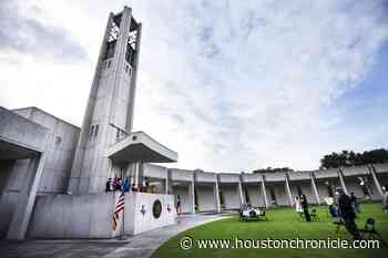 Scaled-down Memorial Day ceremony held at Houston National Cemetery because of pandemic - Houston Chronicle