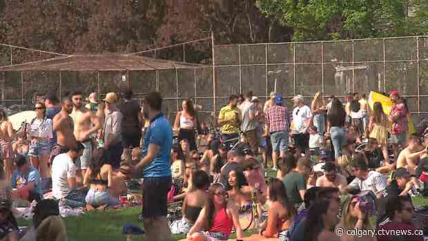 'Don't be like Toronto:' Calgary mayor warns against large gatherings in parks