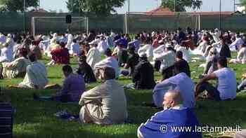 Finisce il Ramadan, in 300 pregano al campo sportivo di Biella autorizzati dal sindaco leghista Corradino presente all’incontro - La Stampa