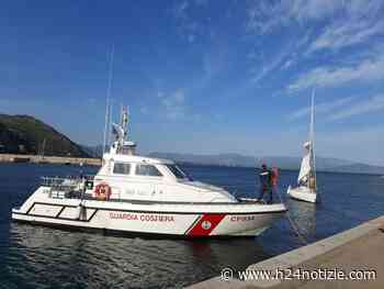 Barca a vela incagliata, l'intervento della Guardia Costiera di Terracina - h24 notizie
