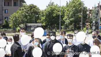 Modena Addio a Gabriele, «un angelo senza le ali» In quattrocento con moto, magliette, palloncini - La Gazzetta di Modena