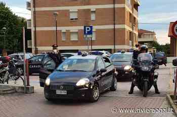 Senza assicurazione, 4 auto sequestrate. Proprietario minaccia carabinieri con una mazza - Riviera Oggi
