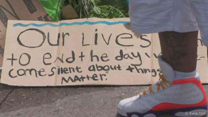 Mayor: Officer who put knee on man’s neck should be charged