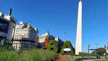 La Ciudad de Buenos Aires estrenó tapaboca “patrio” y lo exhibe frente al Obelisco - infobae
