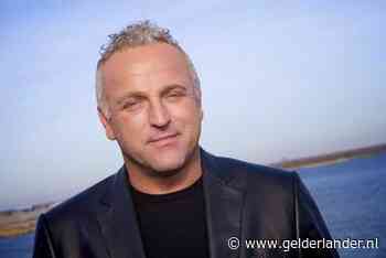 Gordon herdenkt zijn overleden zus en zoontje Roxeanne buitelt van glijbaan