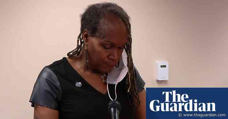 George Floyd: Minneapolis official sings Amazing Grace to bereaved family - video