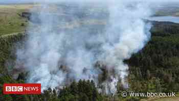 Bolton fire: Crews battle large moorland blaze - BBC News