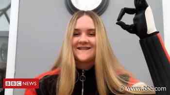 Aimee Ashton: Bionic arm gives Hull girl 'super power' - BBC News