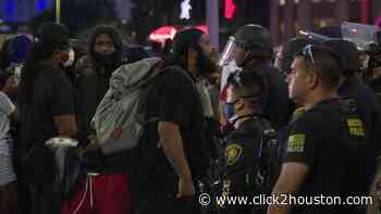 WATCH LIVE: Houston police march towards protesters in downtown to disperse crowds - KPRC Click2Houston
