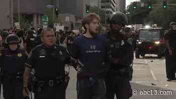 Protesters confront HPD blockade in front of police station - KTRK-TV