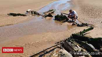 Wrecked WW2 aircraft discovered on Cleethorpes beach