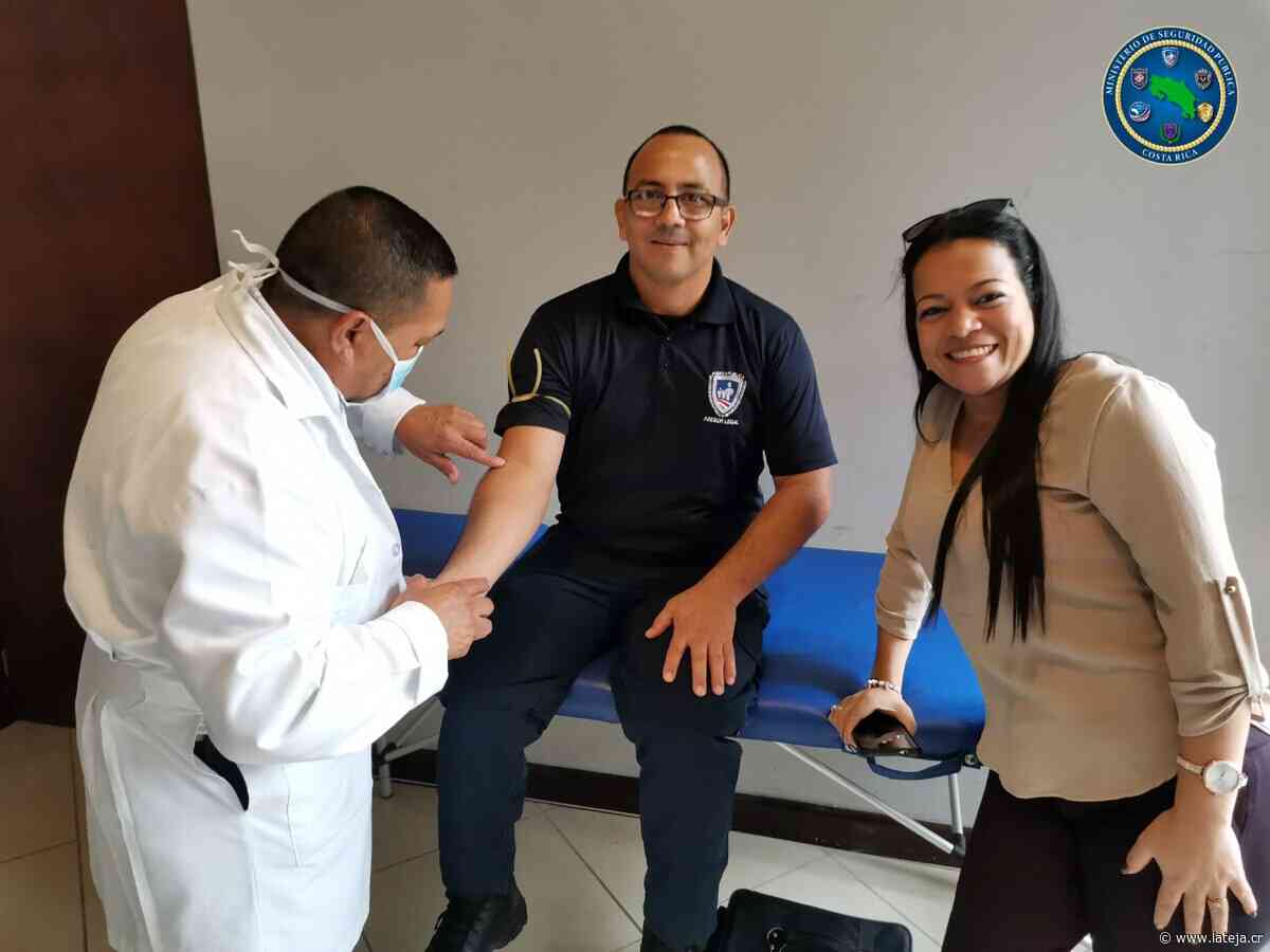 Policías de Cartago donan sangre para ayudar a mujer a enfrentar enfermedad - La Teja