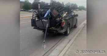 Officers charge driver with ‘shocking’ unsafe load on Burlington, Ont., roadway - Globalnews.ca