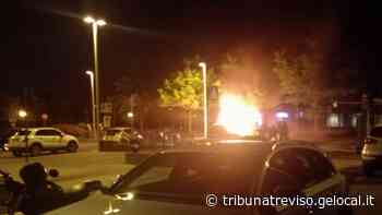 Fiamme nel parcheggio, auto a fuoco a Pieve di Soligo - La Tribuna di Treviso