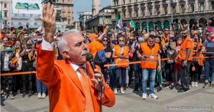 Gilet arancioni, Pappalardo fa tappa a Bari: “La pandemia non esiste”. Famiglia Cristiana: “Riunione di idioti”. A Milano attese multe