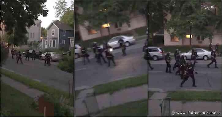 George Floyd, esercito e polizia nelle strade di Minneapolis. Agente spara proiettile di vernice contro cittadini: “Entrate in casa”