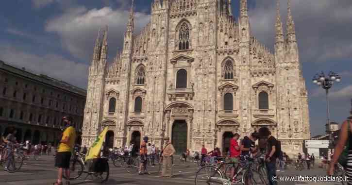 Milano, il flashmob in Piazza Duomo con 400 ciclisti nel giorno in cui sarebbe dovuto arrivare il Giro d’Italia: “Chiediamo città a misura di bici”
