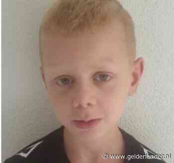 Jonge fan Yannieck (7) fietst honderd rondjes en haalt al 2000 euro op voor noodlijdend NEC