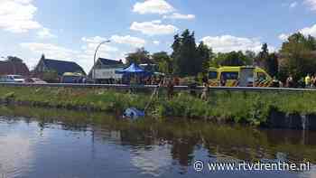 Auto in het water in Hijkersmilde, N371 afgesloten - RTV Drenthe