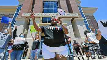Hundreds pack Houston County Courthouse to demonstrate Floyd's death - Dothan Eagle