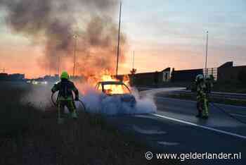 Auto brandt volledig uit op vluchtstrook langs A73 bij Nijmegen