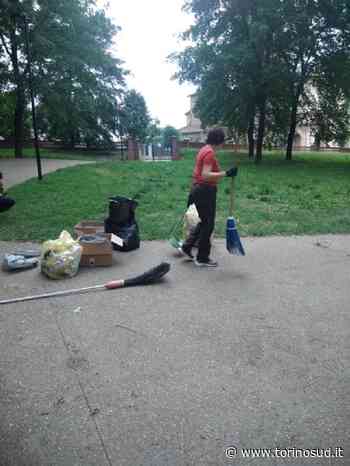 MONCALIERI - Il parco Lancia pieno di bottiglie e cartacce: lo ripuliscono i cittadini - TorinoSud