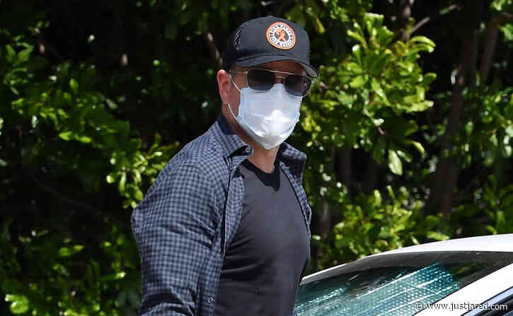 Matt Damon Heads Home After Visiting Pal Ben Affleck