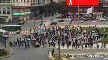 Convocados por las redes sociales, realizaron una marcha en Buenos Aires bajo el lema “el coronavirus no existe” - Diario San Rafael