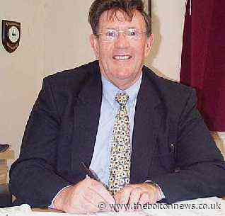 Tributes are paid to Ramsbottom school's first head after his death aged 82