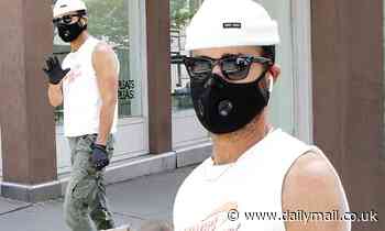 Justin Theroux walks dog in NYC amid feud with neighbours