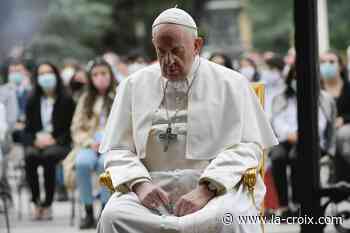 Covid-19 : le pape prie le chapelet à la grotte de Lourdes du Vatican - Journal La Croix