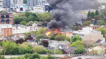 Large fire tearing through townhouse complex house in Toronto