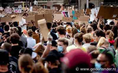 LIVE | Organisatoren Dam-protest roepen demonstranten op: ‘Blijf komende twee weken thuis’
