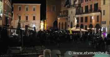 Beccati di notte sulle scalette di Piazza del Papa ad Ancona: sei giovani multati dalla Polizia - Redazione ETV Marche
